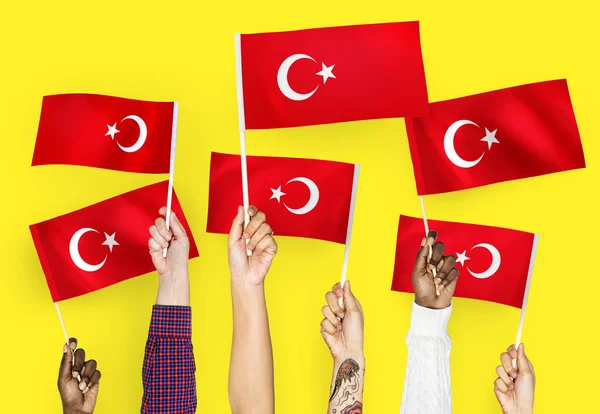 Hände Schwenken Türkische Flaggen — Stockfoto