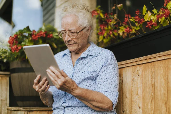 Mujer Mayor Usando Una Tableta Digital — Foto de Stock