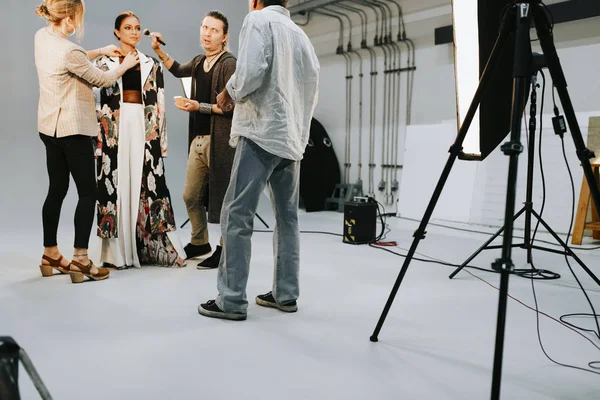 Artistas Haciendo Retoques Para Modelo — Foto de Stock