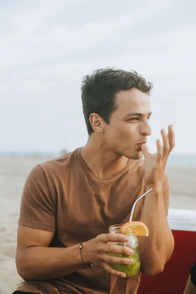 Hombre Bebiendo Mojito Una Fiesta Playa —  Fotos de Stock