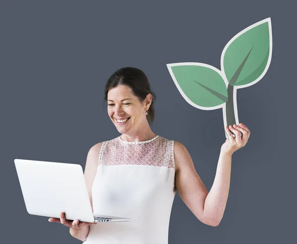 Mulher Segurando Ícone Planta Usando Laptop — Fotografia de Stock