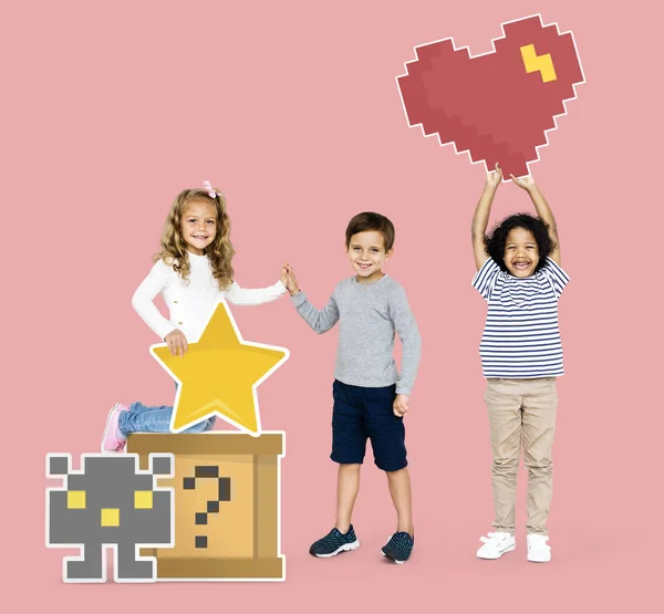 Crianças Diversas Felizes Com Ícones Jogos Pixilados — Fotografia de Stock
