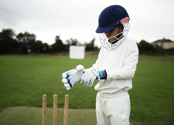 Cricket Spieler Macht Sich Bereit Zum Spielen — Stockfoto