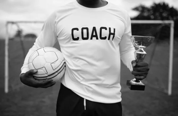 Treinador Futebol Segurando Uma Taça Troféu Bola — Fotografia de Stock