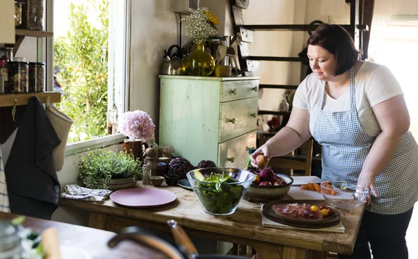 Donna Che Prepara Cena Cucina — Foto Stock