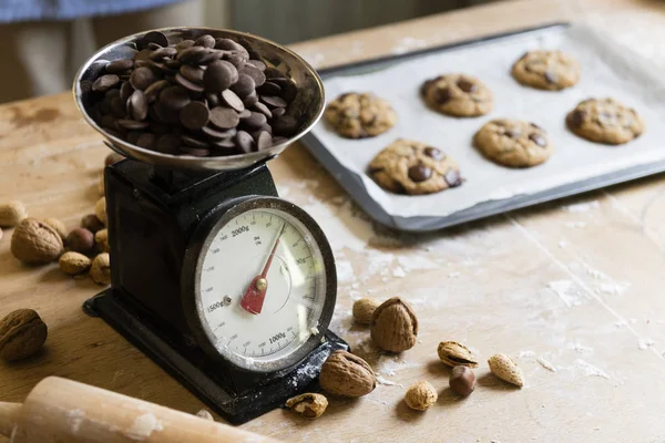 自家製のチョコレート チップ クッキーの食品写真レシピ — ストック写真