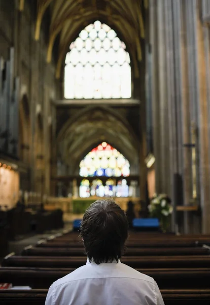 Homme Priant Seul Église — Photo