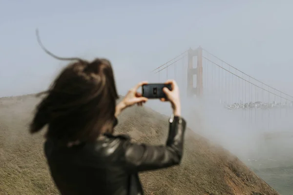 Golden Gate Köprüsü San Francisco Fotoğrafını Kadın — Stok fotoğraf