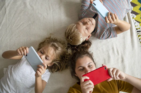 Kids Lying Floor Playing Games Phones — Stock Photo, Image