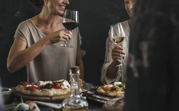 Mulheres Felizes Torcendo Com Copos Vinho — Fotografia de Stock