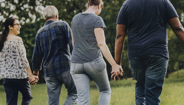 Diversas Personas Cogidas Mano Corriendo Parque — Foto de Stock