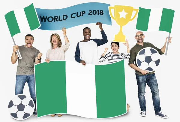Diversos Fãs Futebol Segurando Bandeira Nigéria — Fotografia de Stock