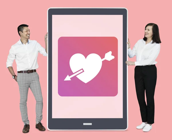 Casal Alegre Mostrando Namoro Line Tablet — Fotografia de Stock