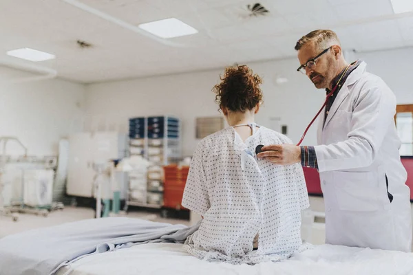 Médico Escuchando Los Pulmones Paciente —  Fotos de Stock