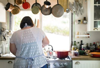 mutfakta yemek hazırlama kadın