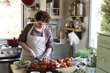 Domates makarna sosu için dilimleme kadın