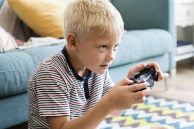 Küçük çocuk video oyunları oynuyor.