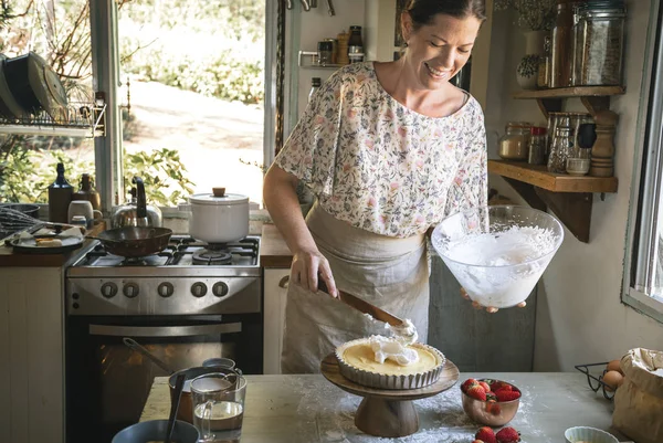 Mulher Espalhando Merengue Para Torta Limão — Fotografia de Stock
