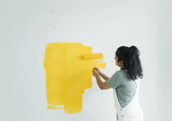 Boyama Onun Duvarları Sarı Kadın — Stok fotoğraf