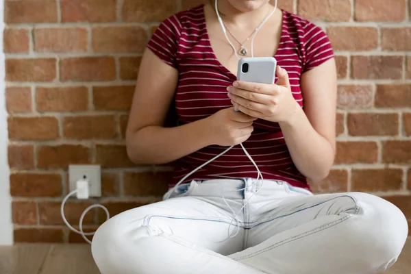 Pilin Şarj Edilmesi Sırasında Telefonunu Kullanan Genç Kız — Stok fotoğraf