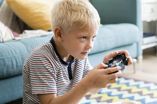 Kleine Jongen Spelen Videospelletjes — Stockfoto