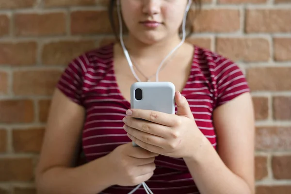 Genç Kız Telefonda Müzik Dinlerken — Stok fotoğraf