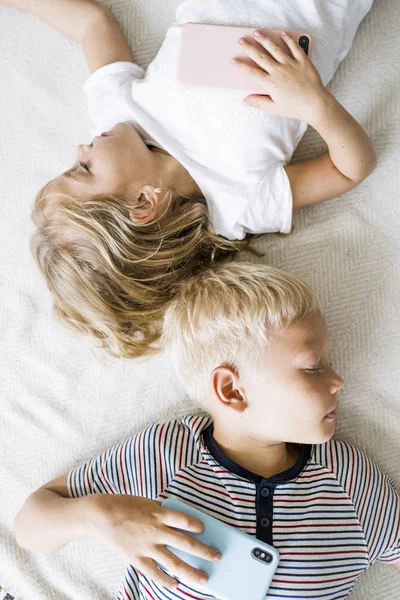 Kids Sleeping Phones Chests — Stock Photo, Image