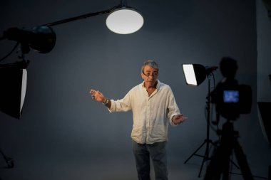 Bir seçmede kamera önünde oyuncu.