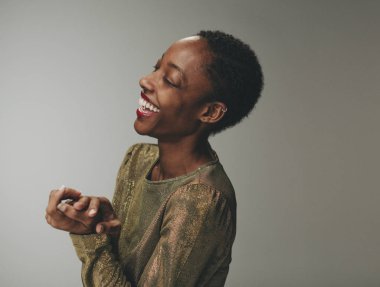 Bir fotoğraf çekimi için poz neşeli model