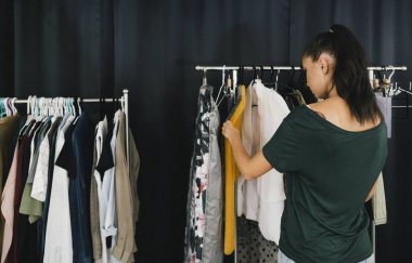 Model Giyim raf bir kıyafet toplama