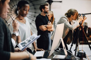 Fotoğraflar bir monitörde kontrol sanat yönetmeni