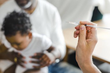 Bebek ilk enjeksiyon uyguluyor