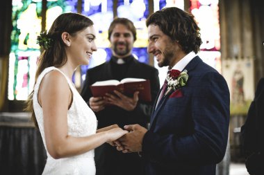 Gelin ve damat bir sunak