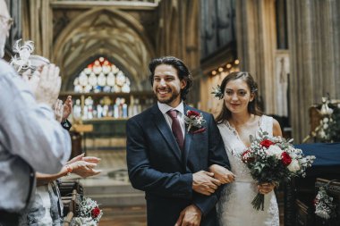 Yeni evli çift koridorda yürüyor.