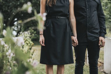 Mezarlıkta el ele tutuşan çift