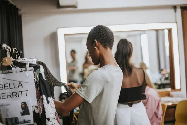 Stylist Selecting Clothes Model — Stock Photo, Image