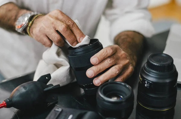 Senior Fotograf Beim Reinigen Seiner Linse — Stockfoto