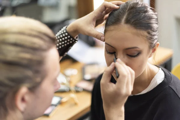 Maquillaje Artista Aplicando Delineador Ojos Sobre Modelo — Foto de Stock