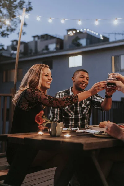 Amici Brindisi Con Vino Rosso — Foto Stock