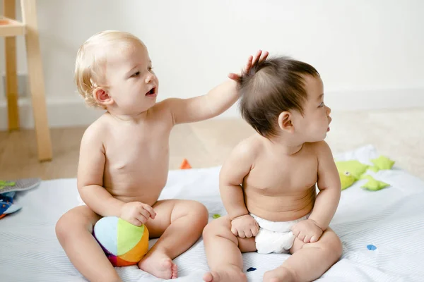 Bebés Pañales Jugando Juntos — Foto de Stock