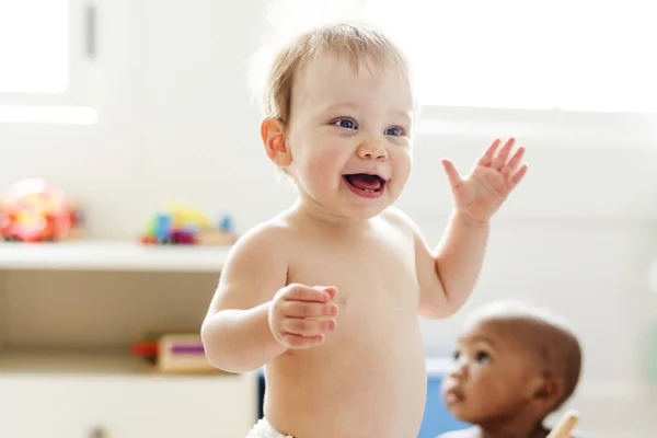 Equilíbrio Alegre Bebê Enquanto Está — Fotografia de Stock