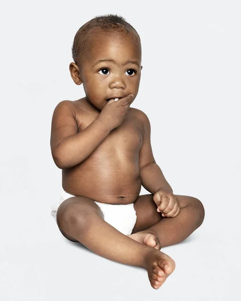 Baby Windel Auf Dem Boden Sitzend — Stockfoto