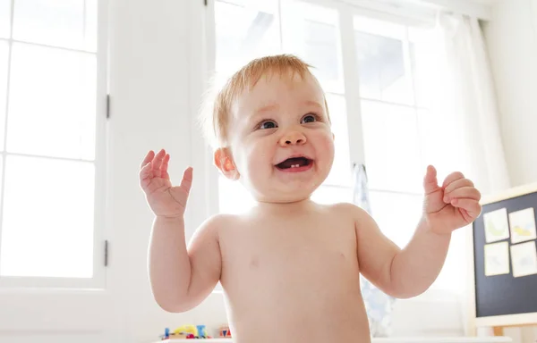 Fechar Bebê Alegre — Fotografia de Stock