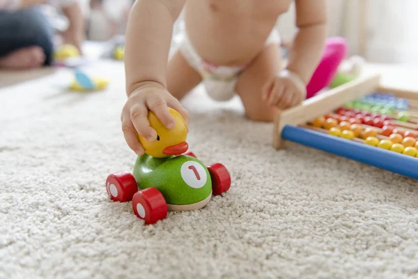 Bebé Jugando Con Coche Madera — Foto de Stock