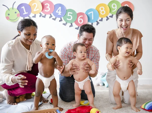 Pais Brincando Com Seus Bebês — Fotografia de Stock