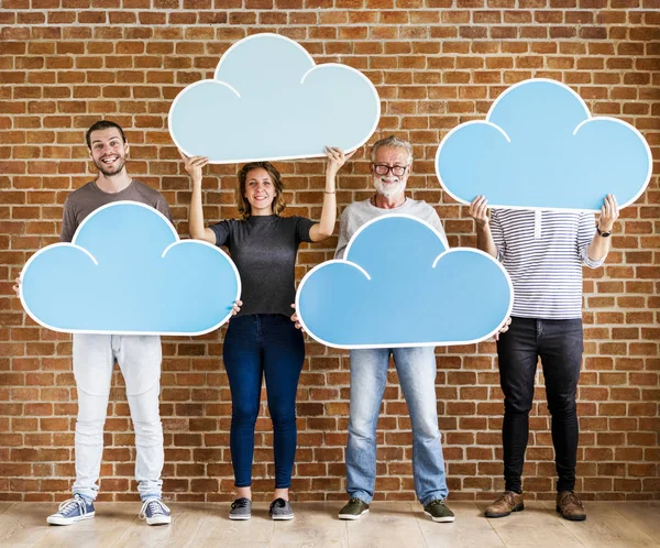 Gente Sosteniendo Iconos Computación Nube — Foto de Stock