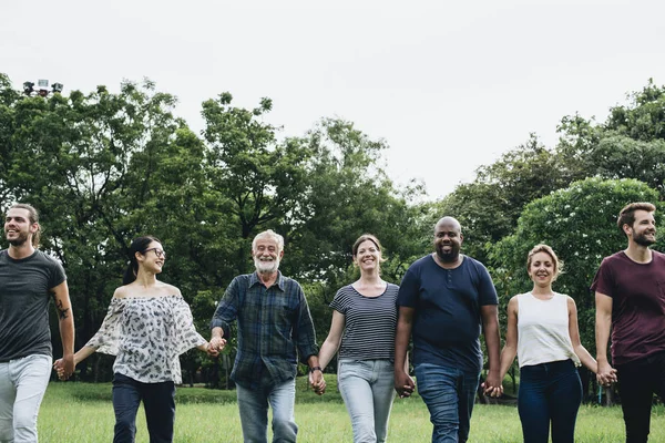 Felice Persone Diverse Godendo Nel Parco — Foto Stock