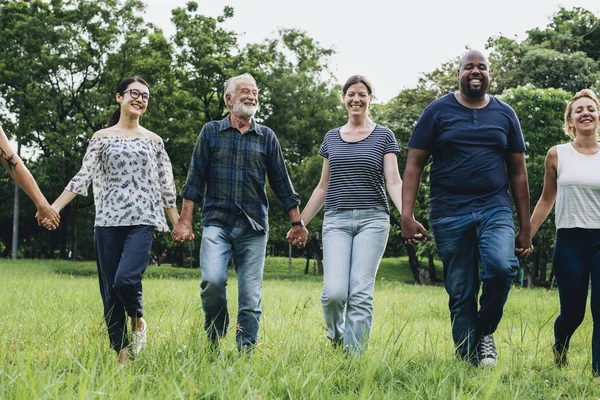 Des Gens Heureux Diversifiés Apprécient Parc — Photo