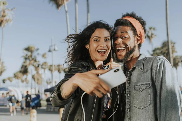 Coppia Cool Prendendo Selfie — Foto Stock