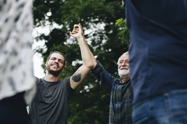 Felices Personas Diversas Cogidas Mano Parque — Foto de Stock